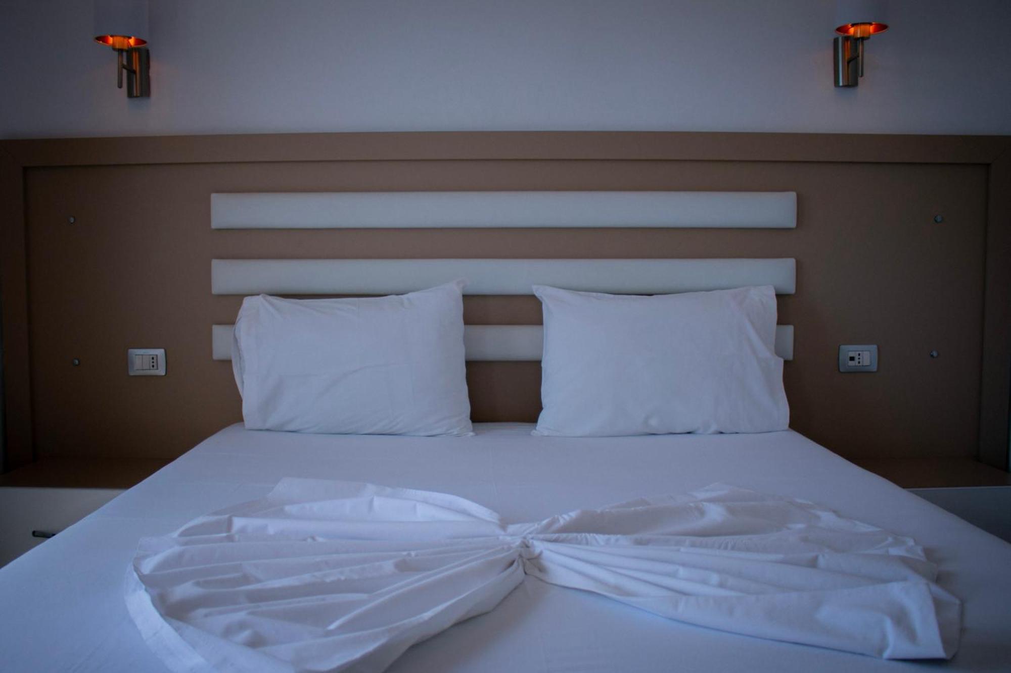Hotel Fron Sarandë Buitenkant foto